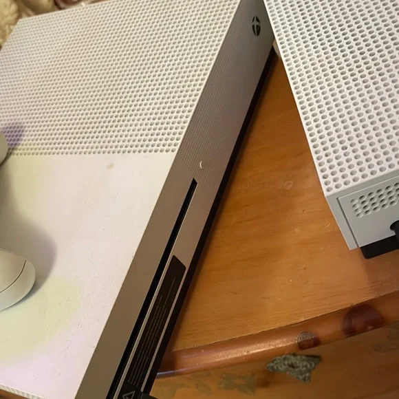 White Xbox 360 Gaming Console with Controller